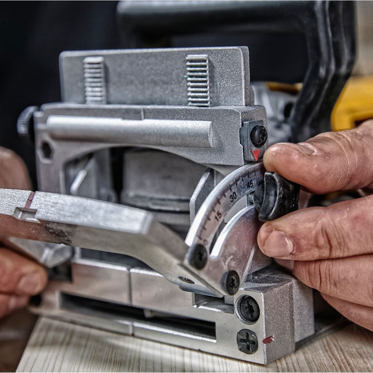 Fresatrice Dewalt DW682K-QS 600W