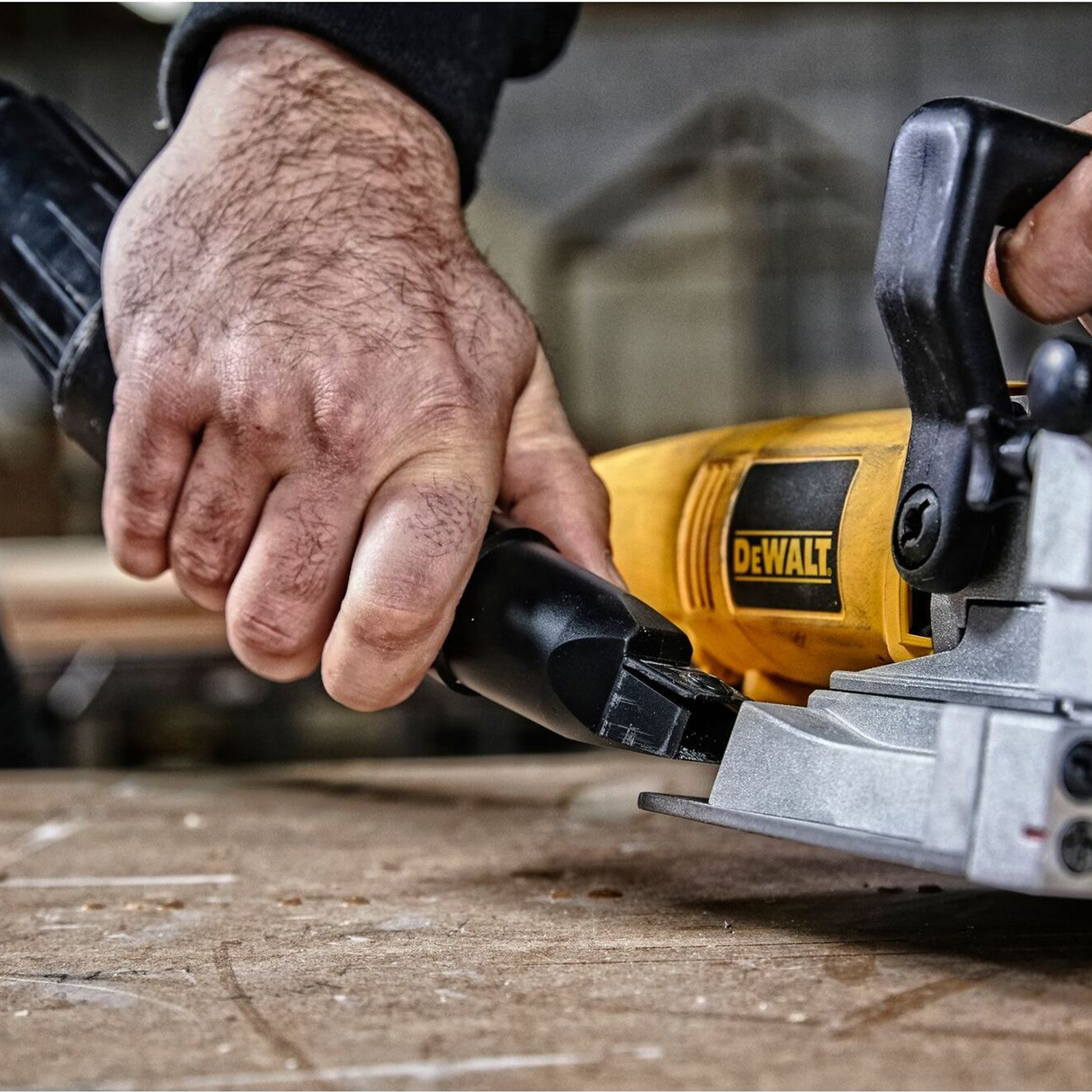 Fresatrice Dewalt DW682K-QS 600W